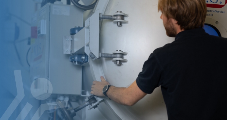 Prüfungen zu Unter- und Überdruck In unserer einzigartigen Unterdruckkammer können wir auch größere Bauteile testen.